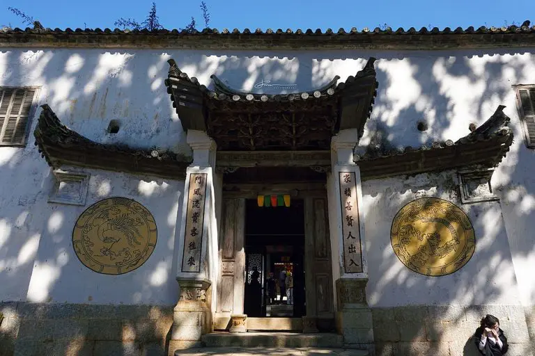 Cửa chính Dinh Vua Mèo Hà Giang