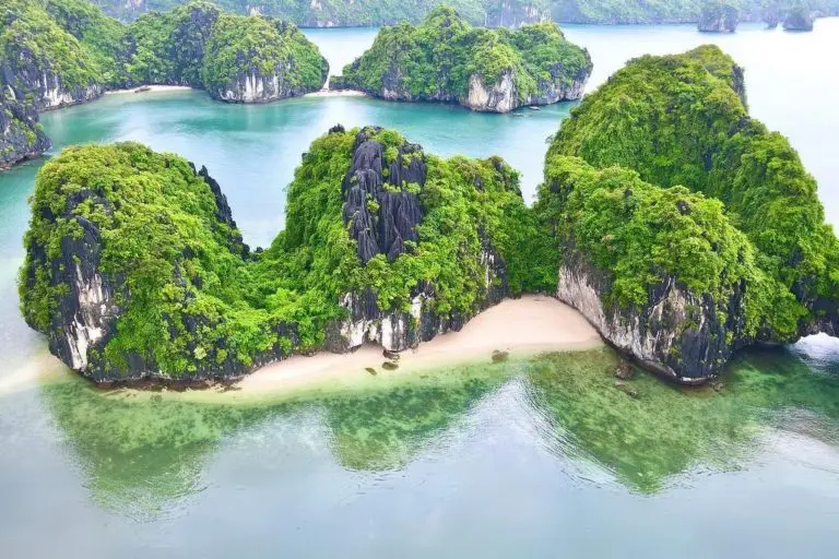 ba trai dao beach swimming