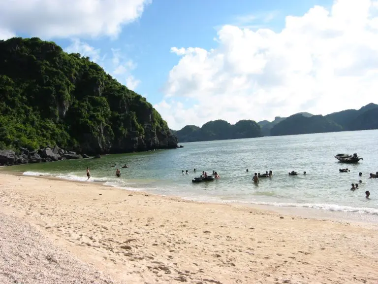 beach in cat ba