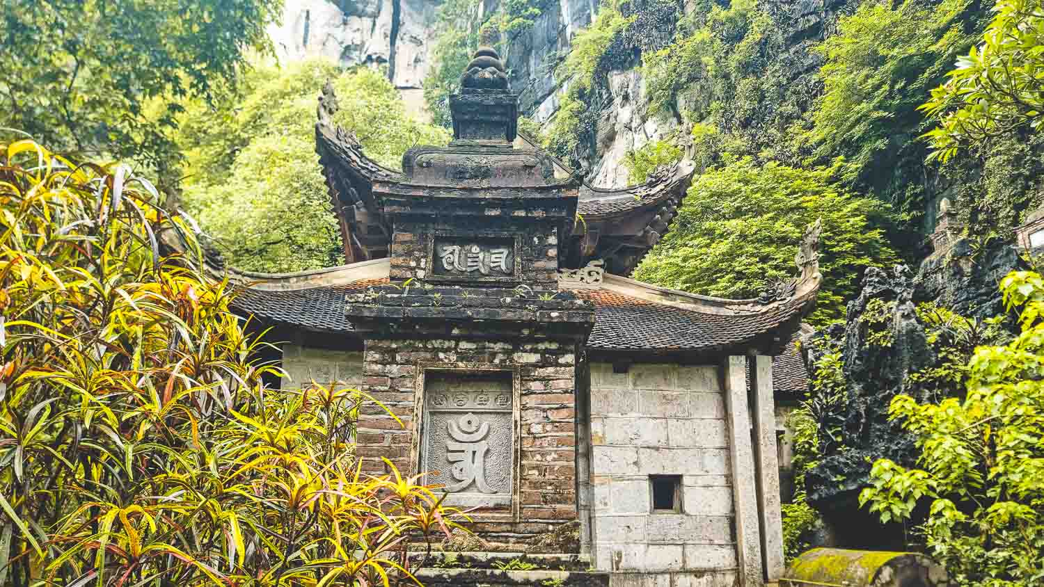 Origins and Founding of Bich Dong Pagoda