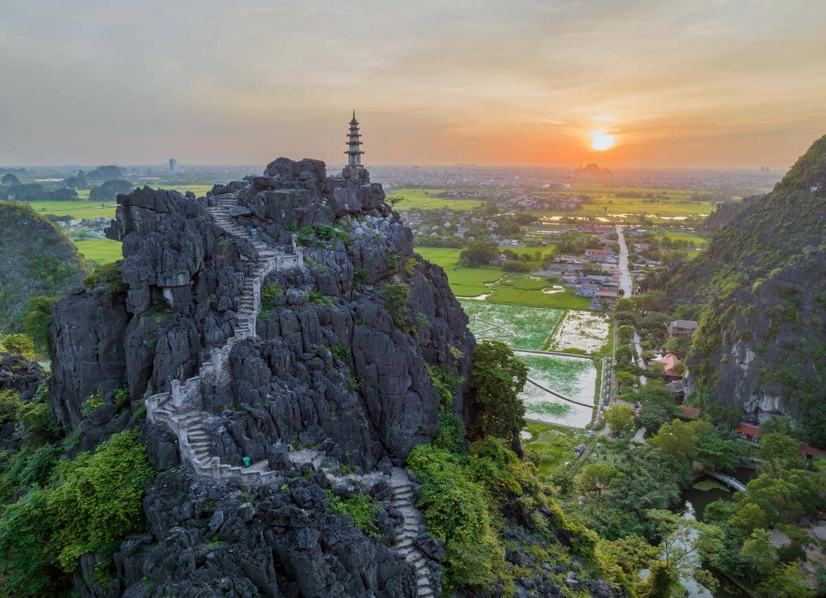 Best Times to Visit the Mua Cave Viewpoint