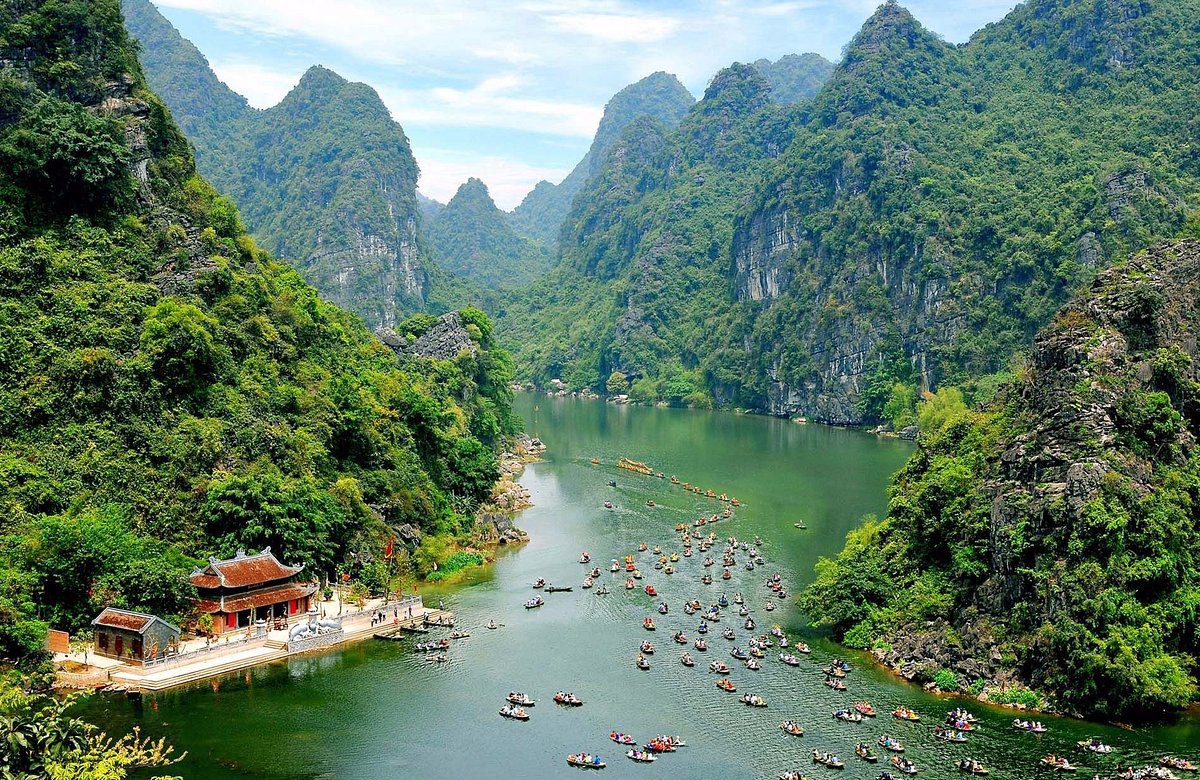 Boat rides in Ninh Binh scenic tours