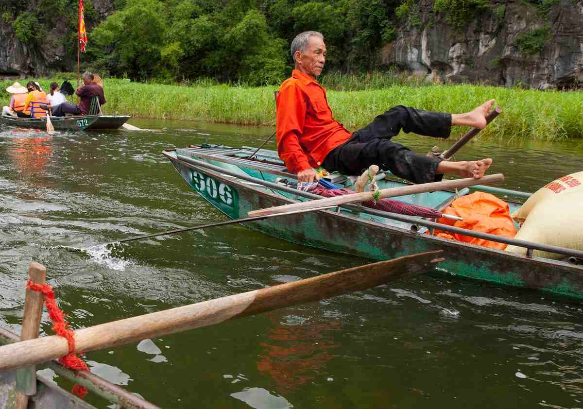 Online vs. in-person booking: pros and cons scenic boat tours