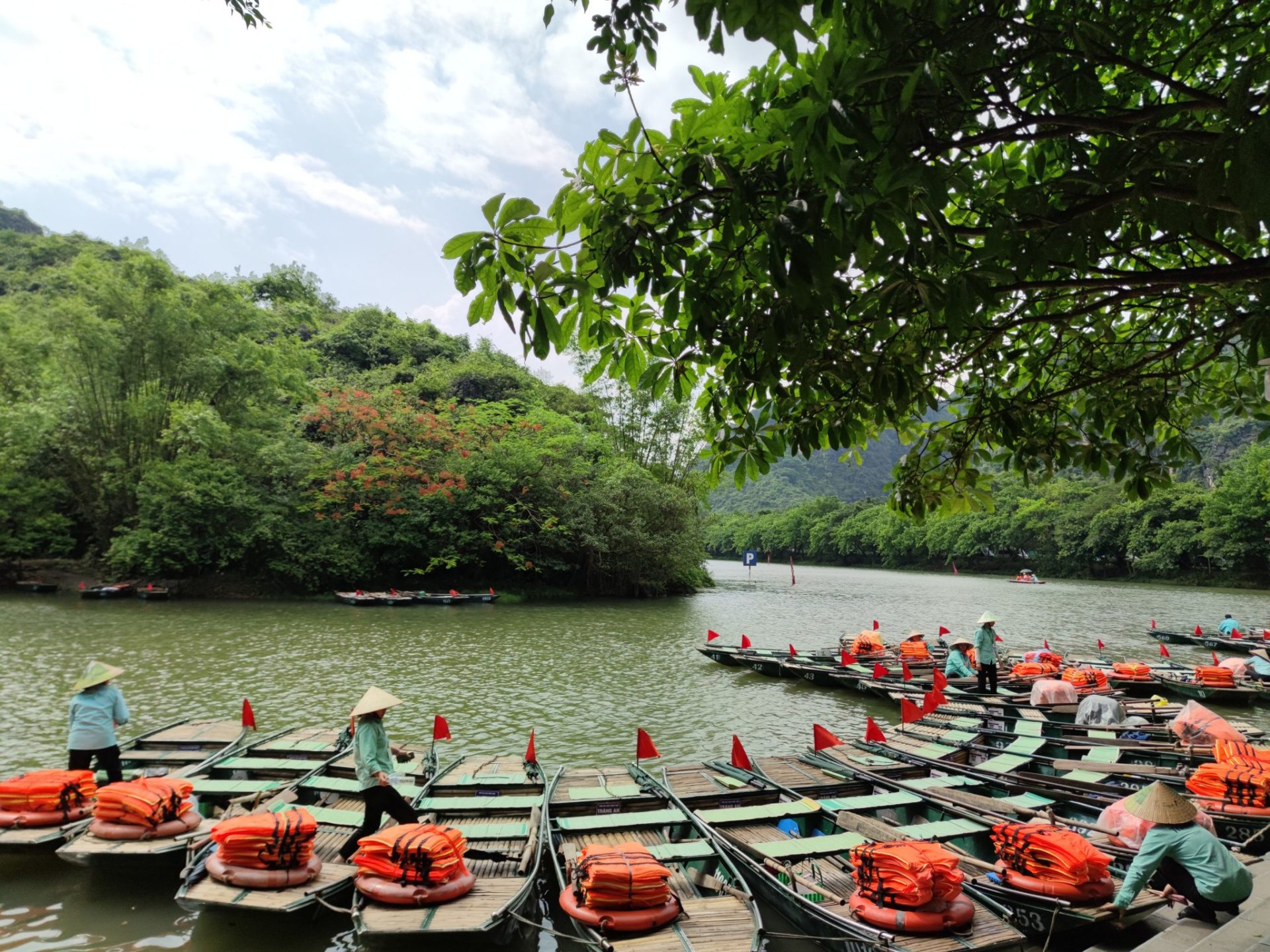 Best time to experience trang an boat tour