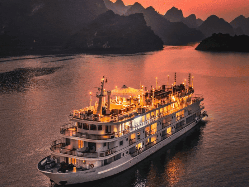 Overnight cruise in Halong Bay